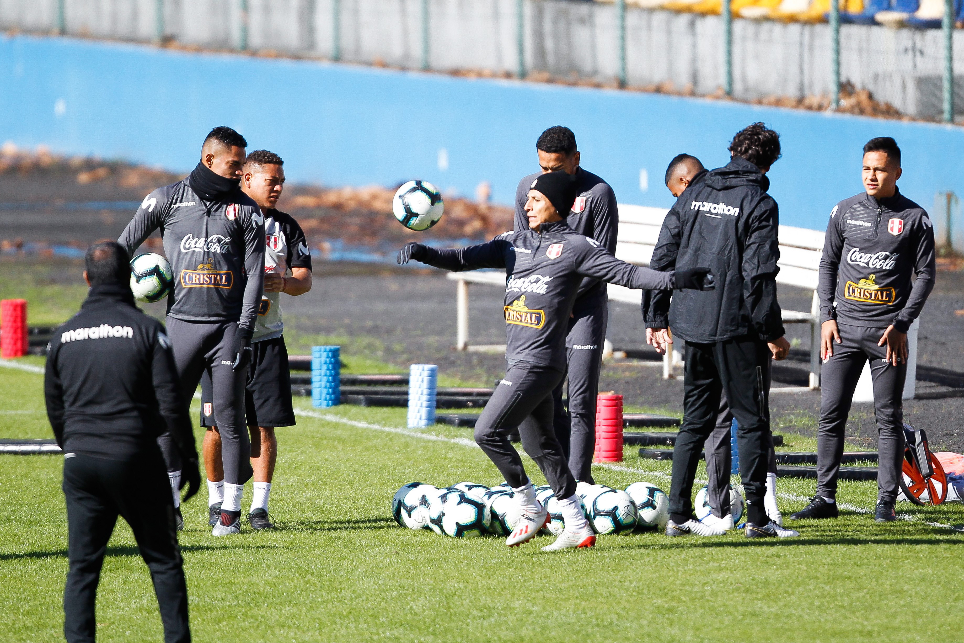 包含广州队训练开放日，今晚远射贴柱引观众欢呼，美洲杯在即，团队化学反应显著的词条