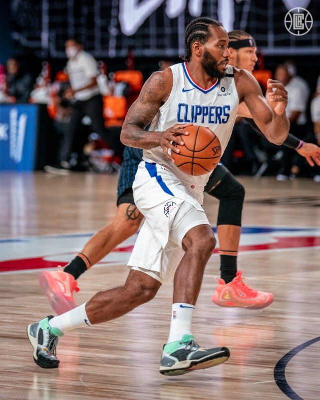 黄昏十分牵着手