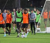 今晨门兴格拉德巴赫备战社区盾；主帅复盘细节曝光；话题不断；轮换策略成焦点的简单介绍